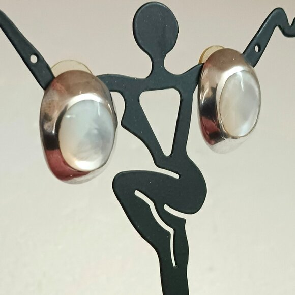 925 Oval Mother of Pearl Earrings Sterling Silver Pierced - Picture 4 of 12